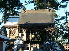 徳川家寄進の拝殿と旧本殿